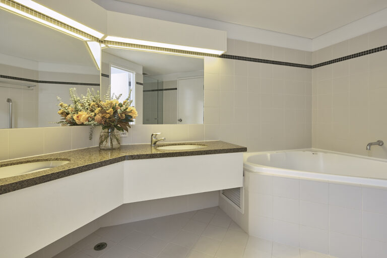 Deluxe Spa Suite Bathroom_0262